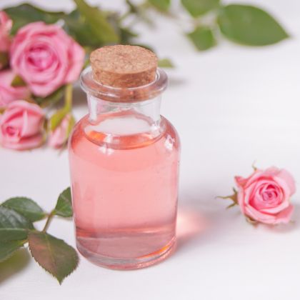 A rózsa virágvíz: Természetes szépség és lelki harmónia
